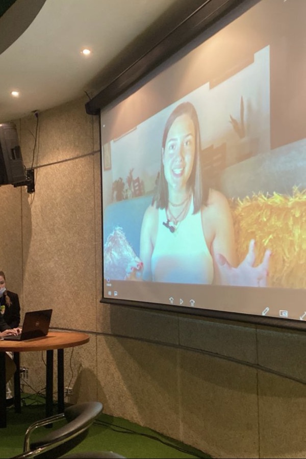 Victoria proyectada en la pantalla de un auditorio durante una conferencia
