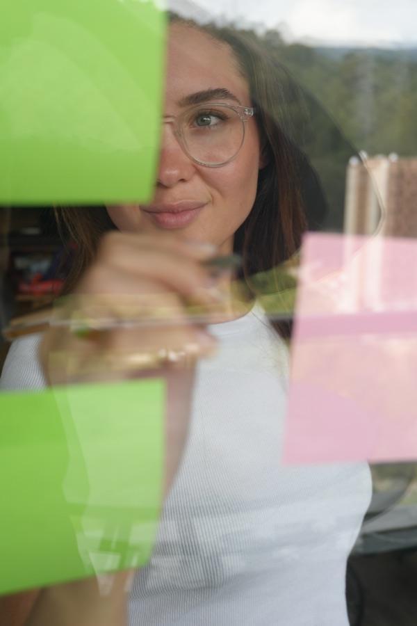 Victoria organizando una estrategia con notas adhesivas
