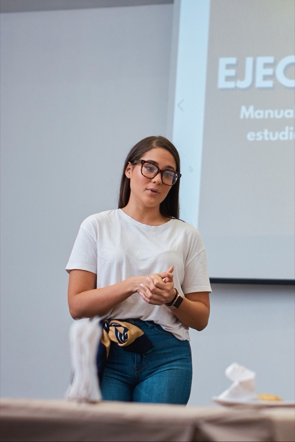 Victoria presentando la fase de ejecución en una formación