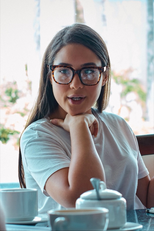 Victoria en una reunión de trabajo con clientes