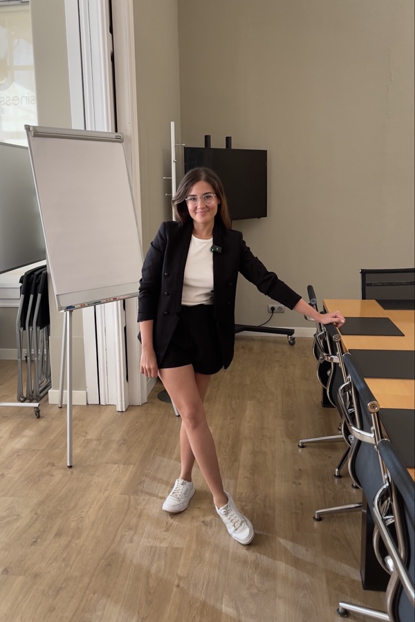 Victoria en una sala de reuniones