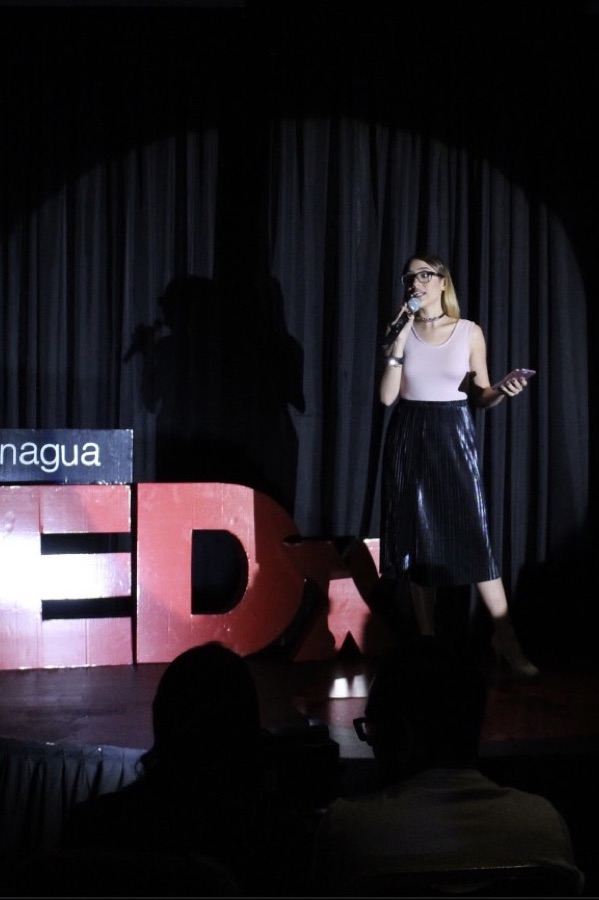 Victoria dando una charla TEDx
